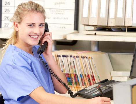 Health studnet answering a phone call
